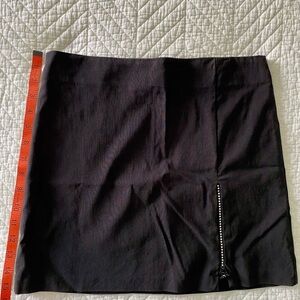 Elegant Black Zippered Women's Mini Skirt